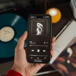 Taylor Swift anuncia novo álbum “The Life of a Showgirl” em teaser surpresa no podcast dos irmãos Kelce